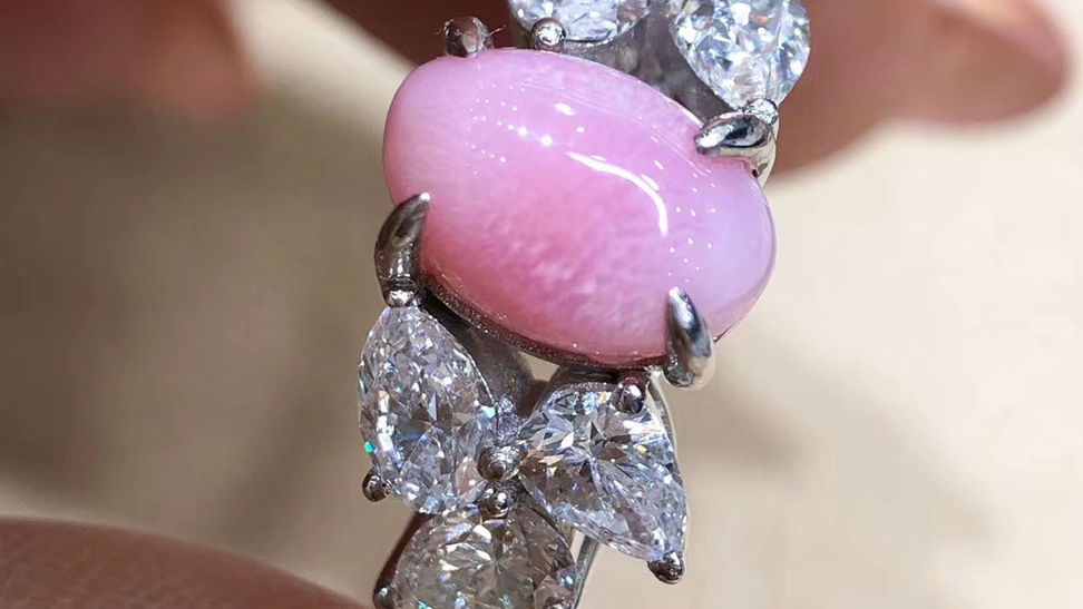 2.01 Conch Pearl Luxury Ring 18k Gold w/ Diamond